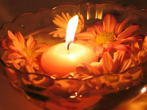 点上一柱蜡烛寄托着对亲人的思念与祝福