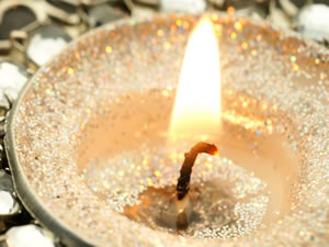 点上一柱沉蜡烛寄托着对亲人的思念与祝福
