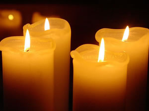 点上一柱沉蜡烛寄托着对亲人的思念与祝福